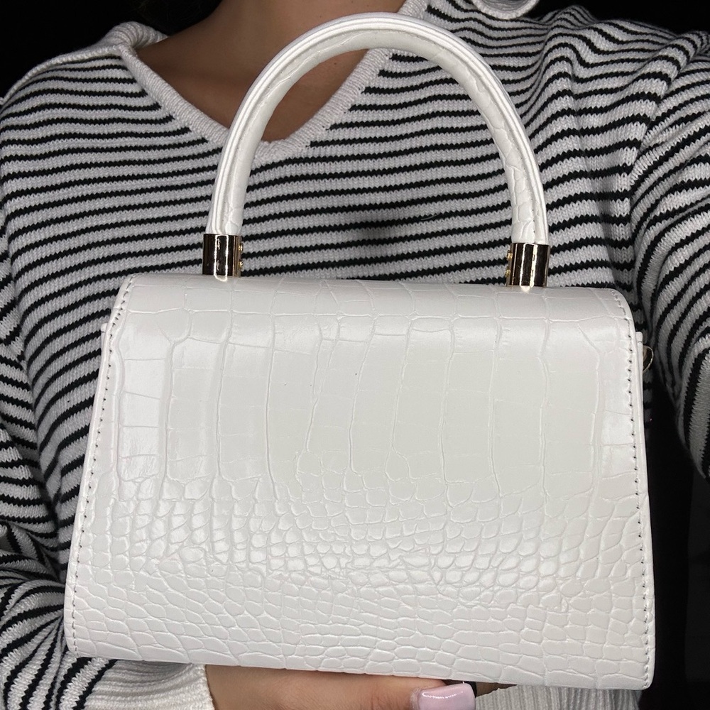 Elegant White Croc-Embossed Handbag - Picture 2 of 8